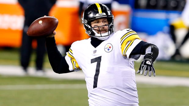 Ben Roethlisberger throws a pass vs. the Bengals.
